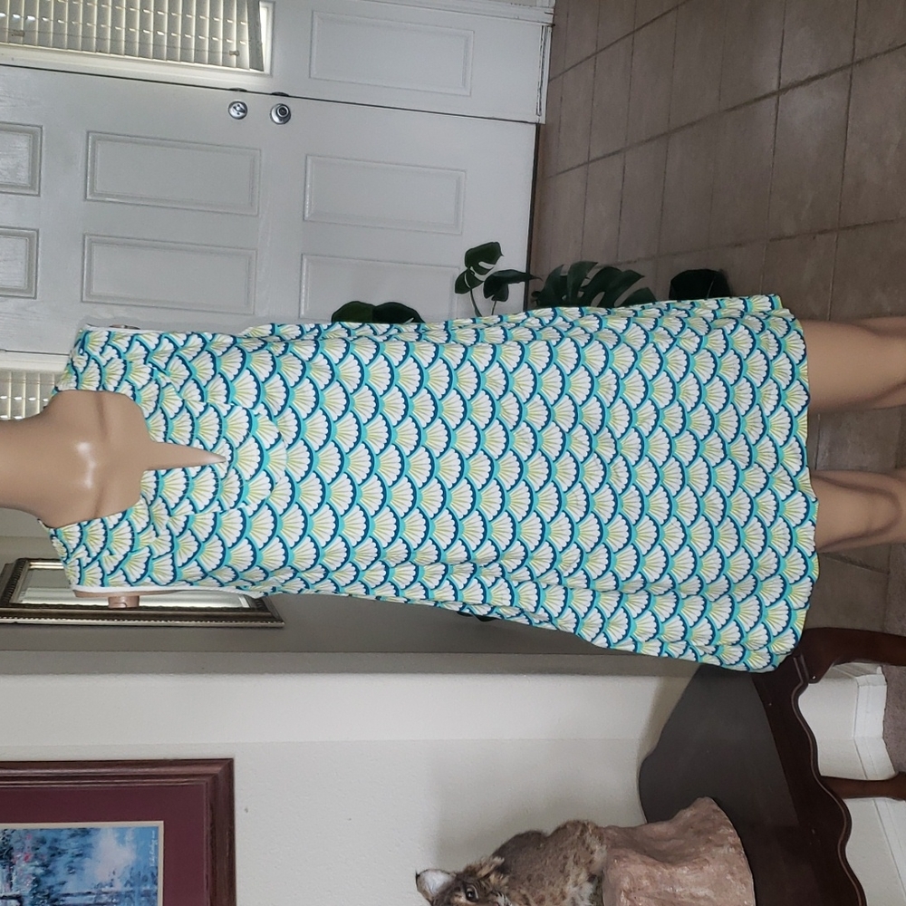 Chelsea Gunn m vneck shift dress tropical colored shell pattern